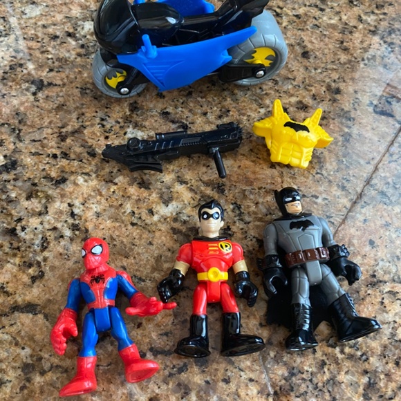 IMAGINEXT FISHER PRICE/HASBRO DC BATMAN W/SHIELD ROBIN SPIDER-MAN BAT CYCLE GUN - Picture 3 of 10
